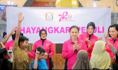 Sapa-Pengungsi-Banjir-Bandang-Sumbar,-Ketum-Bhayangkari-Hibur-Anak-anak-Pengungsi